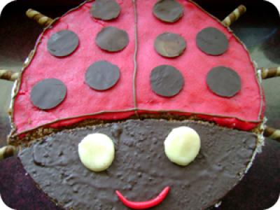 Csokis -epres katicás torta recept fotója