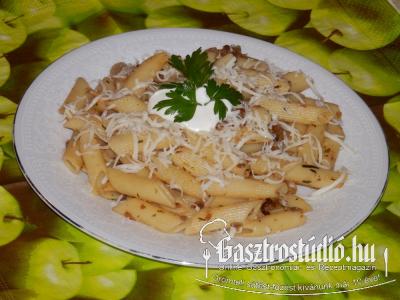 Vargányás penne kakukkfűvel recept fotója