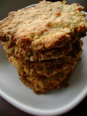Sajtos-zöldfűszeres-zabpelyhes keksz recept fotója