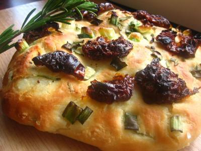 Zöldhagymás - szárított paradicsomos focaccia recept fotója