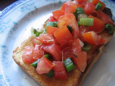 Paradicsomos-zöldhagymás bruschetta recept fotója