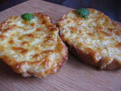 Fokhagymás-sajtos melegszendvics recept fotója